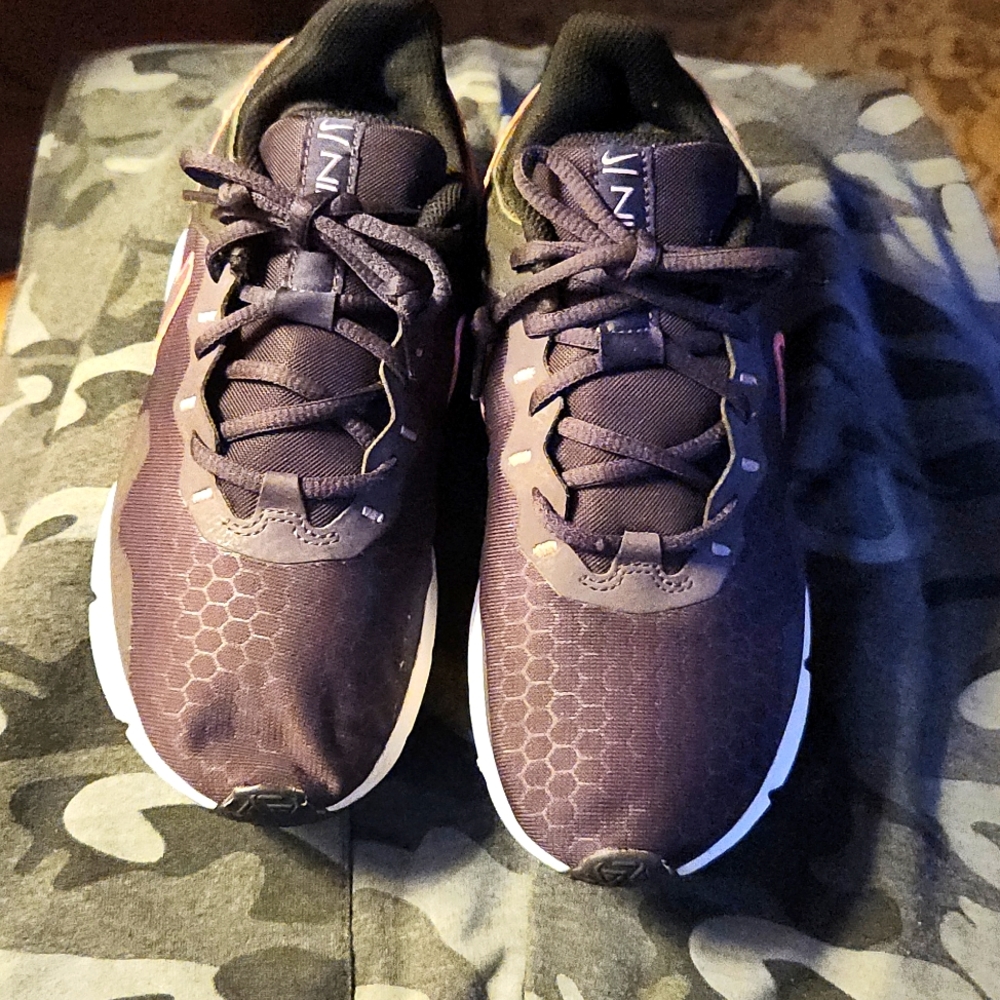 Nike Legend Essential Women's Sneakers